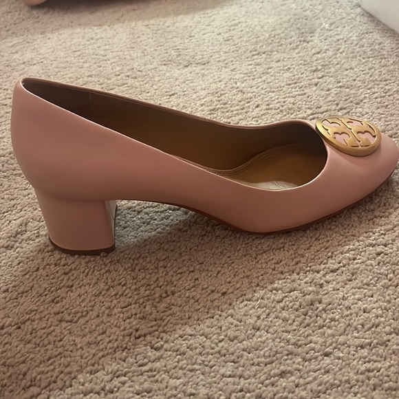Tory Burch Benton Pumps in Shell Pink with Gold Logo - Picture 11 of 16